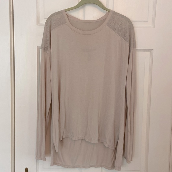 BCBG Max Azaria long hi-Lo tunic with mesh detailed sleeves. - Picture 1 of 4